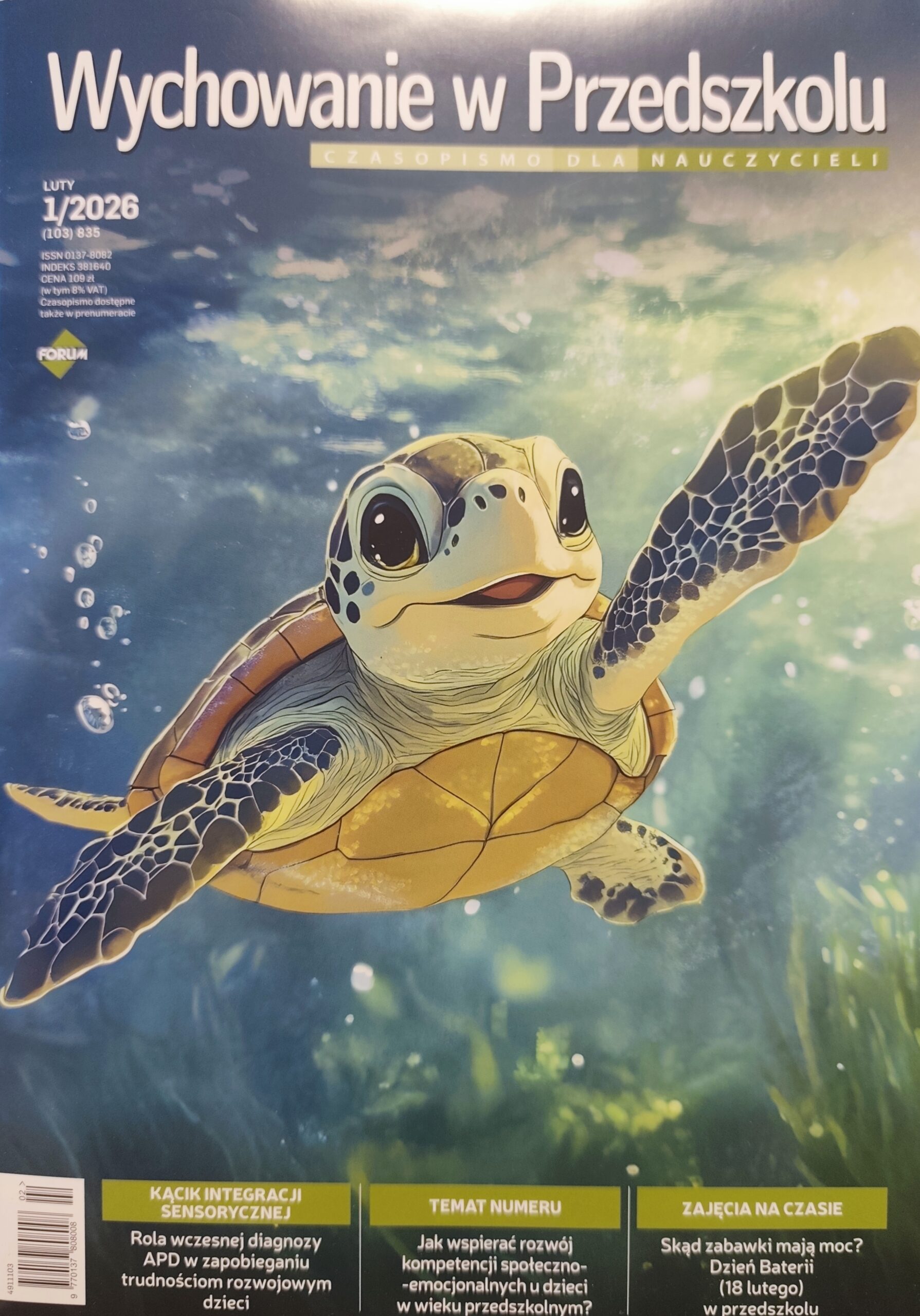 Rysunkowy obrazek żółwia wygenerowany komputerowo. Żółw płynie pod wodą, w tle widać zarys wodorostów. Tytu ł czasopisma: Wychowanie w Przedszkolu.
