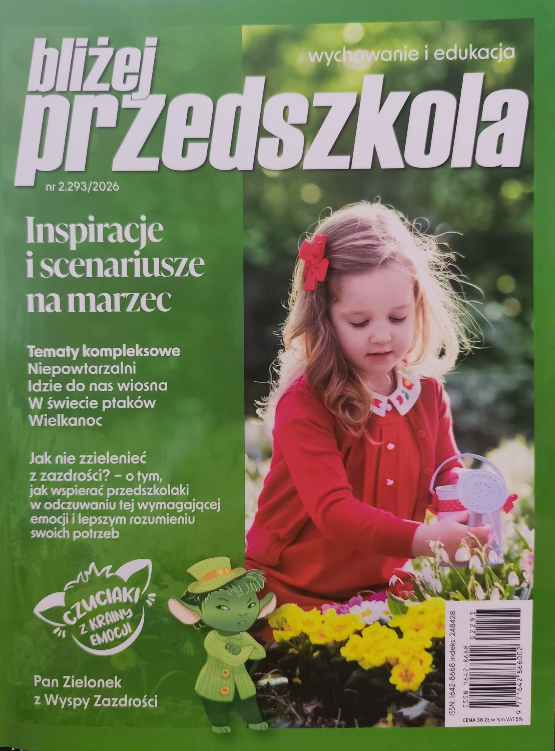Kilkuletnia dziewczynka ubrana w czerwoną sukienkę i czerwony sweterek jest w ogrodzie. Dziewczynka ma we włosy wpiętą czerwona kokardkę. Dziewczynka trzyma w dłoniach metalową białą konewkę i podlewa nią bratki i przebiśniegi.