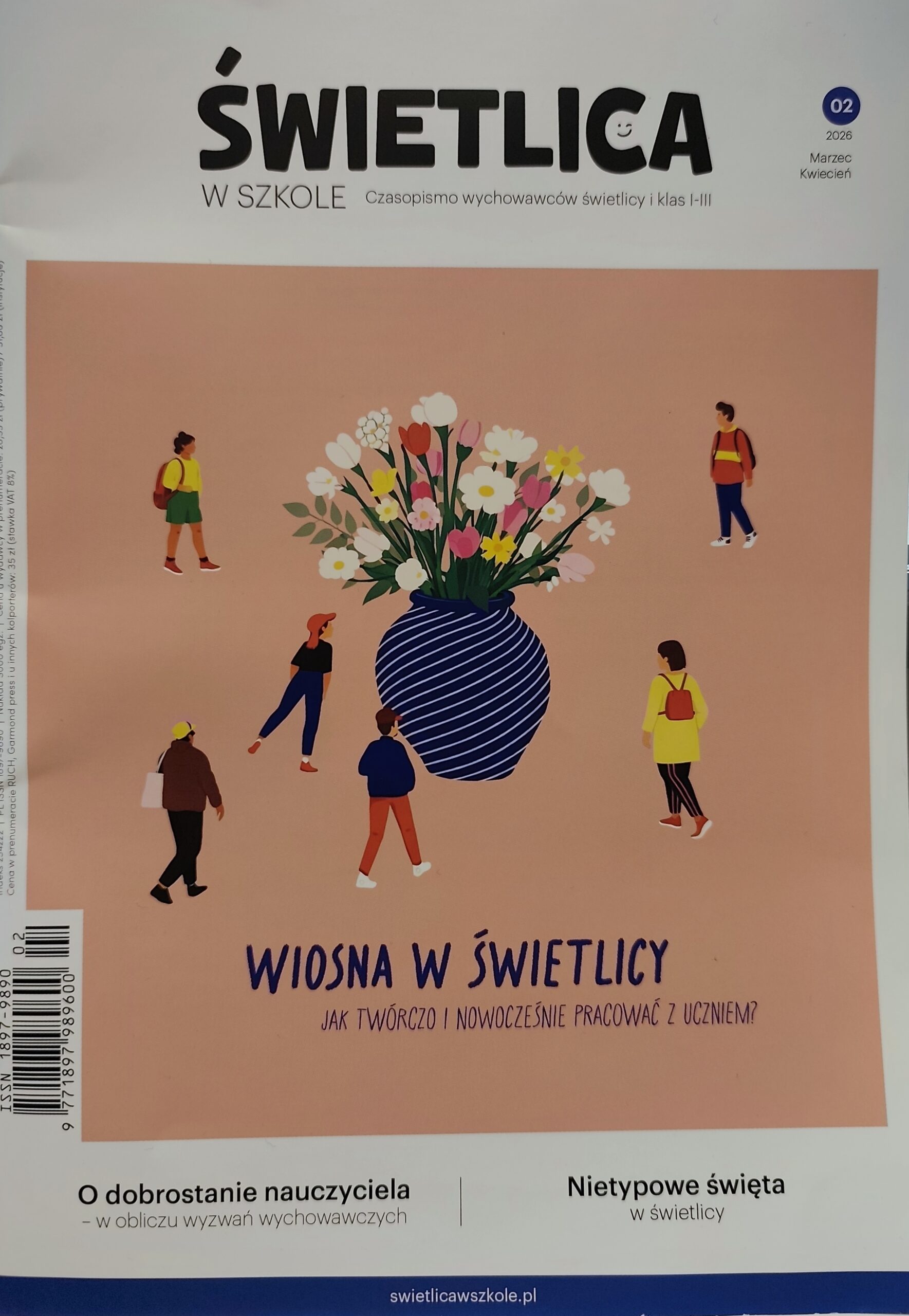 Na obrazku znajduje się w centralnym miejscu granatowy obły wazon w białe ukośne paski. W wazonie jest bukiet wiosennych kwiatów: białych, różowych, czerwonych, żółtych. Wokół wazonu w różnych miejscach stoi pięć młodzych ludzie w strojach sportowych. Trzy osoby mają plecak na plecach, jedna torbę na ramię.