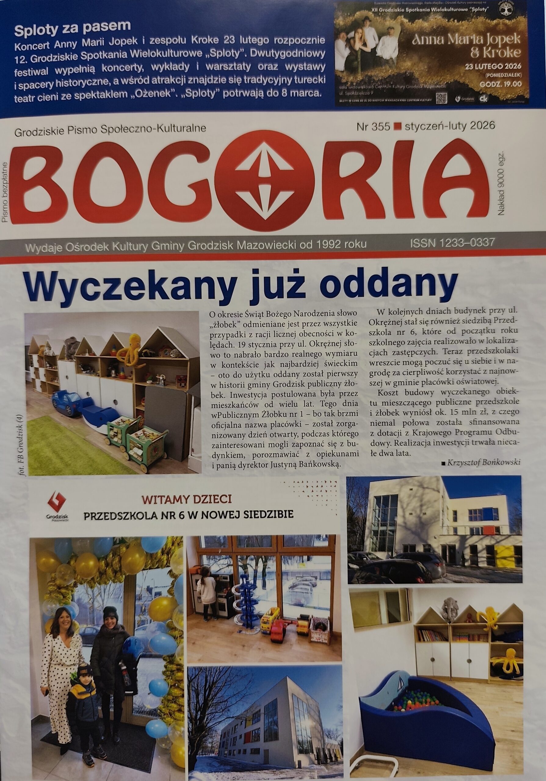 Na okładce znajdują się zdjęcia nowo otwartego żłobka w Grodzisku Maz. przy ulicy Okrężnej. Na zdjęciach sala z szafkami i zabawkami, widok budynku z zewnątrz, piankowy basen z plastikowymi kulkami, dyrektor i rodzic z dzieckiem przy wejściu do budynku.