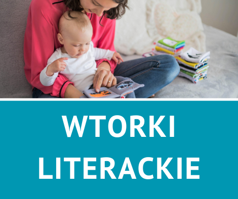 Fotografia młodej kobiety ubranej w różową bluzkę i niebieskie jeansy. Kobieta ma skrzyżowane nogi i trzyma na nich małe, siedzące dziecko. Kobieta trzyma w dłoniach małąksiążeczkę w wskazuje dziecku jakąś ilustrację znajdującą się w książeczce.