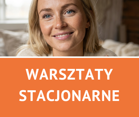 Na fotografii jest twarz uśmiechniętej kobiety w średnim wieku. Kobieta ma na twarzy delikatne piegi, ubrana jest w beżowy sweter.