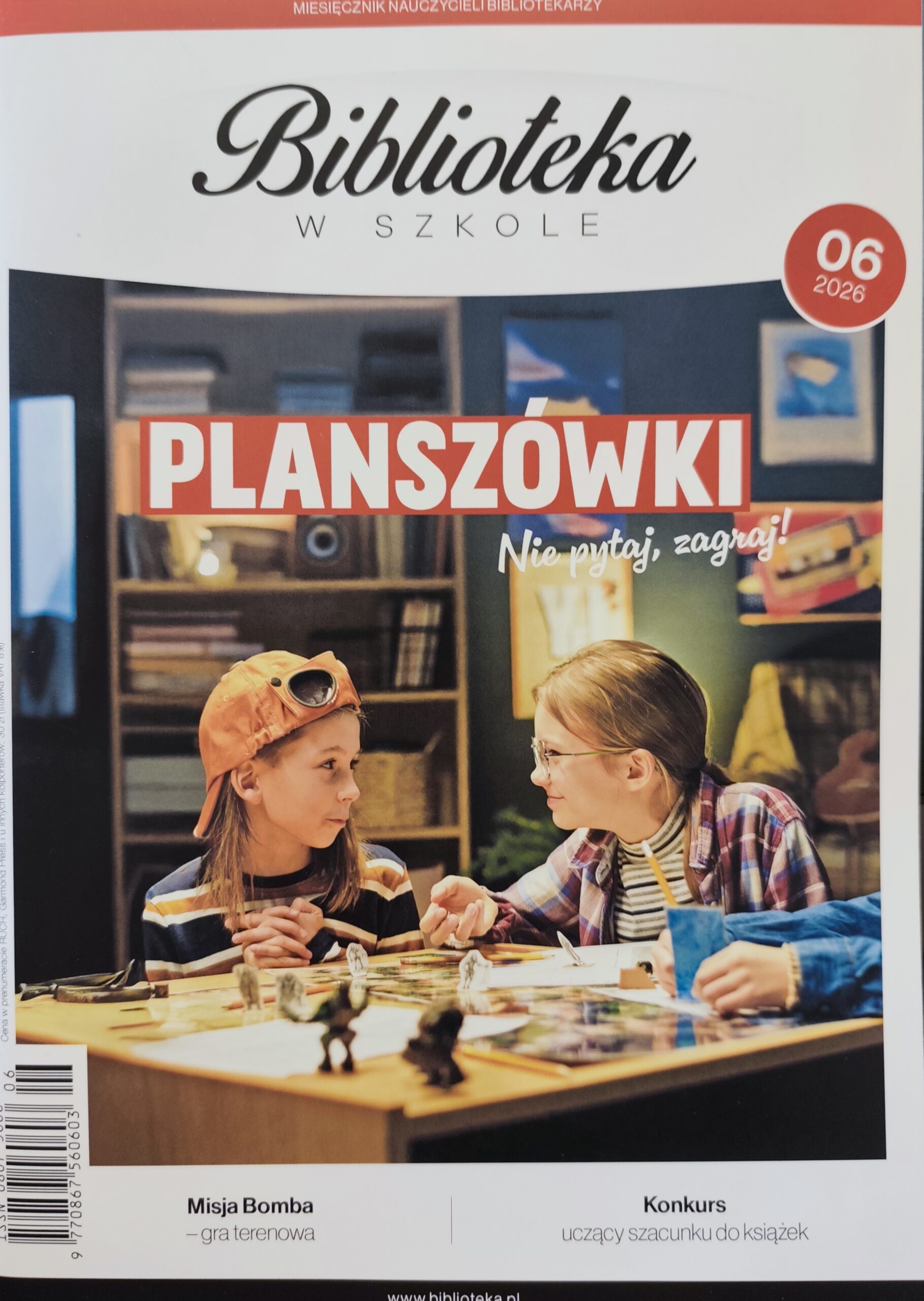 Dwie młode dziewczynki bawią się, grając w grę planszową na stole w jasnym i przytulnym pokoju. Dziewczynki mają twarze zwrócone ku sobie i patrzą na siebie.