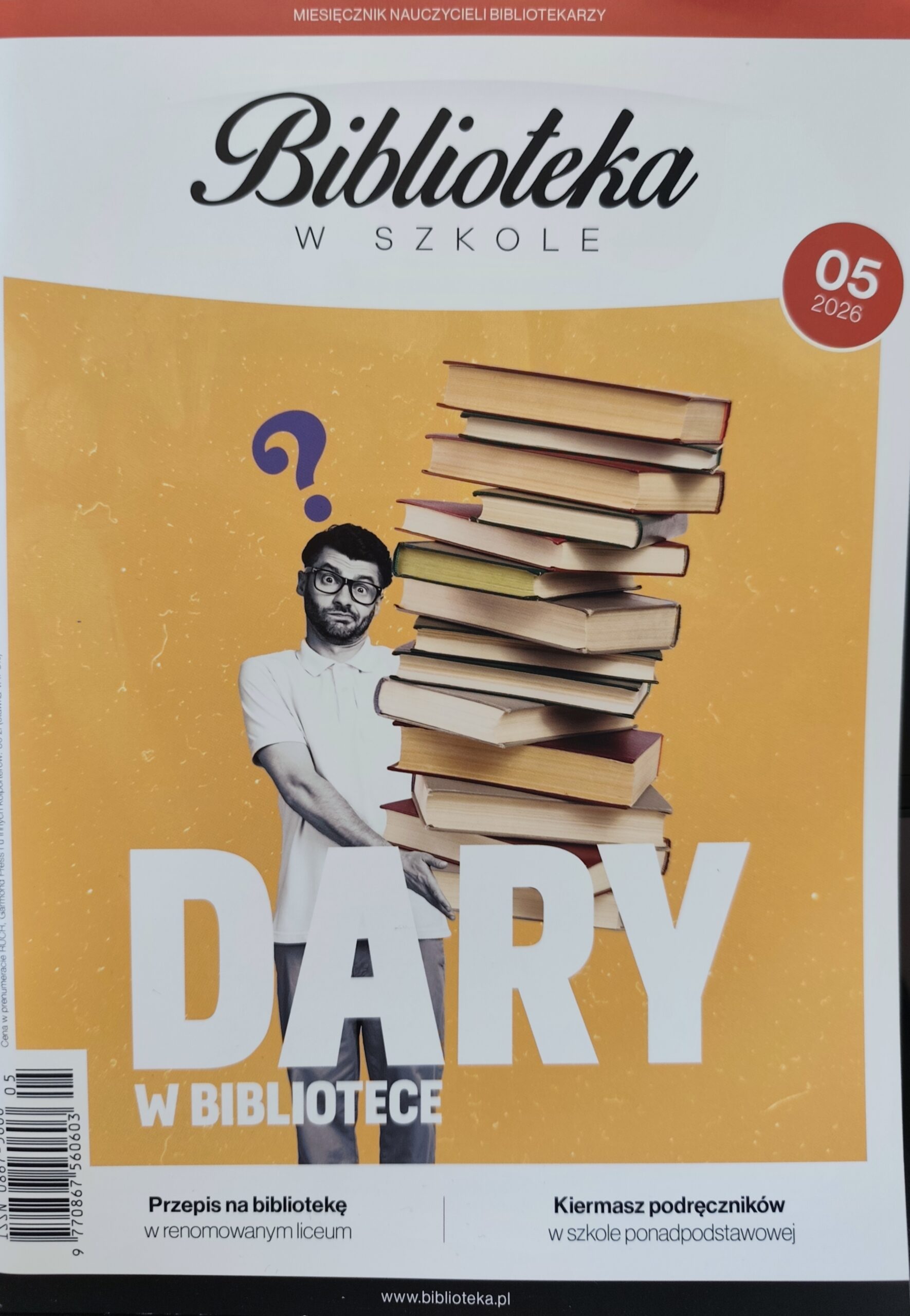 Na okładce jest mężczyzna w białej koszulce polo i jeansowych spodniach. W rękach trzyma stertę grubych książek. Nad głową mężczyzny unosi się fioletowy znak zaytania.