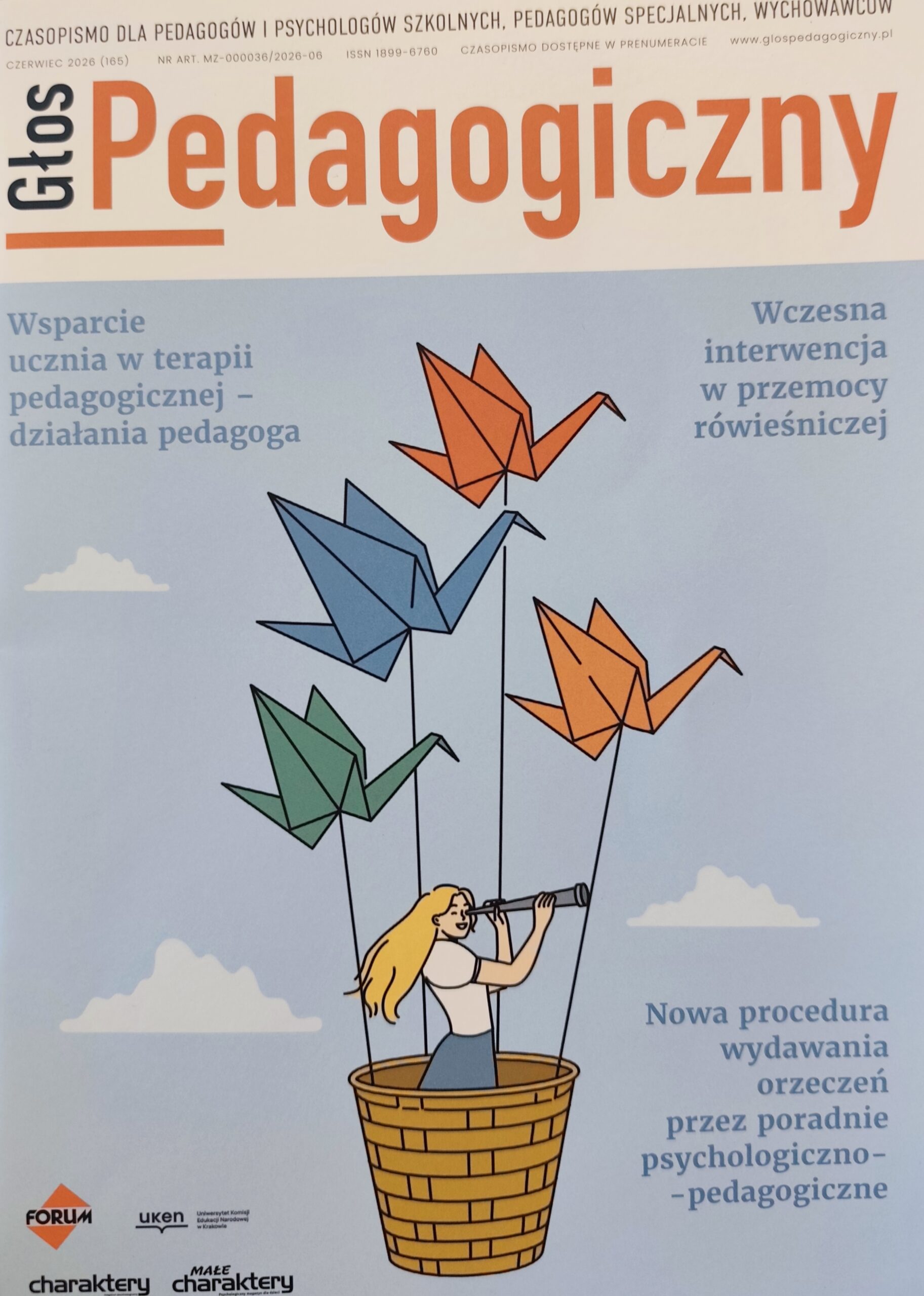 Kobieta w koszu wiklinowym uśmiechająca się i spoglądająca przez lunetę. Kosz unoszony jest na linach przez ptaki z origami symbolizującymi lekkość i kreatywność.