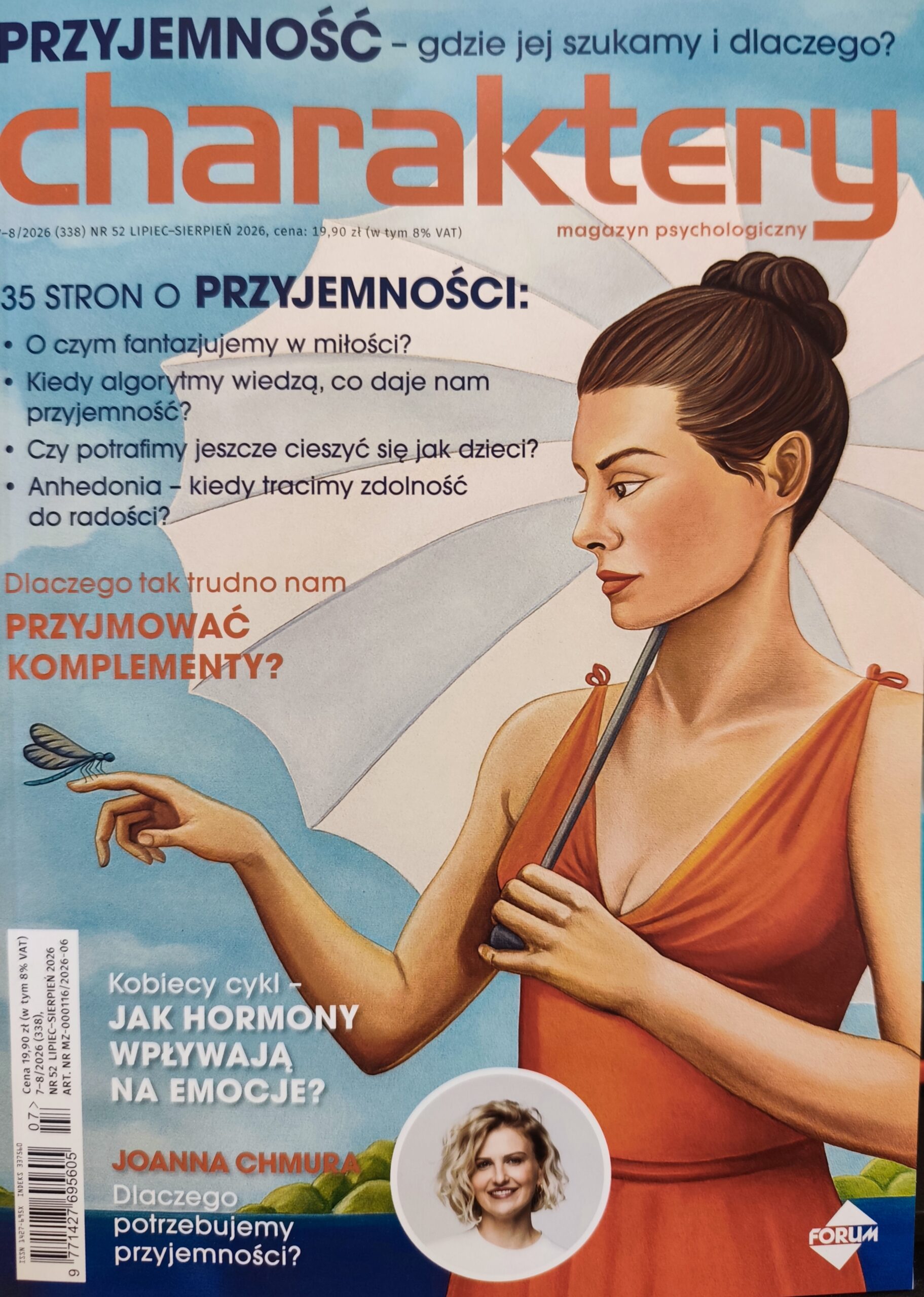 Na okładce magazynu kobieta w czerwonej letniej sukience z białym parasolem, w tle deszczowe chmury i stylowy krajobraz. Kobieta unosi prawą dłoń i palec wskazujący, na którym siedzi mała ważka w opalizujących kolorach.