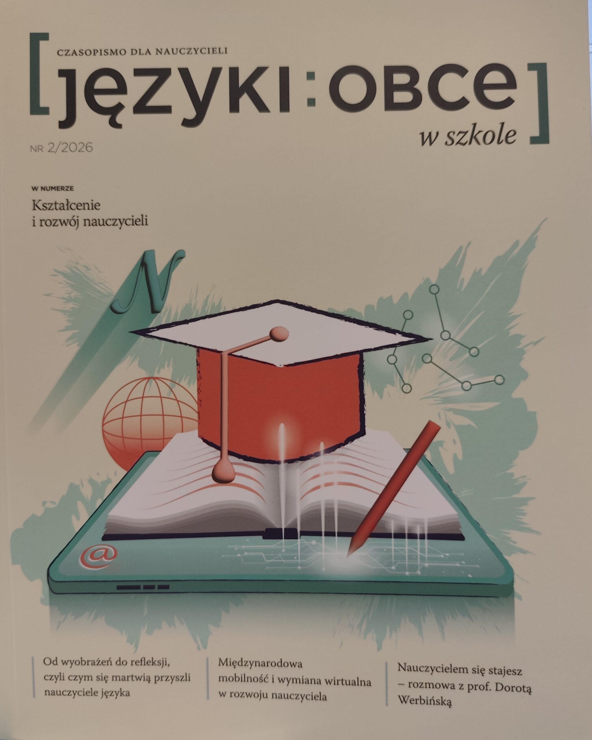 Na otwartej książce spoczywa czapka absolwenta, symbolizująca osiągnięcie edukacyjne.