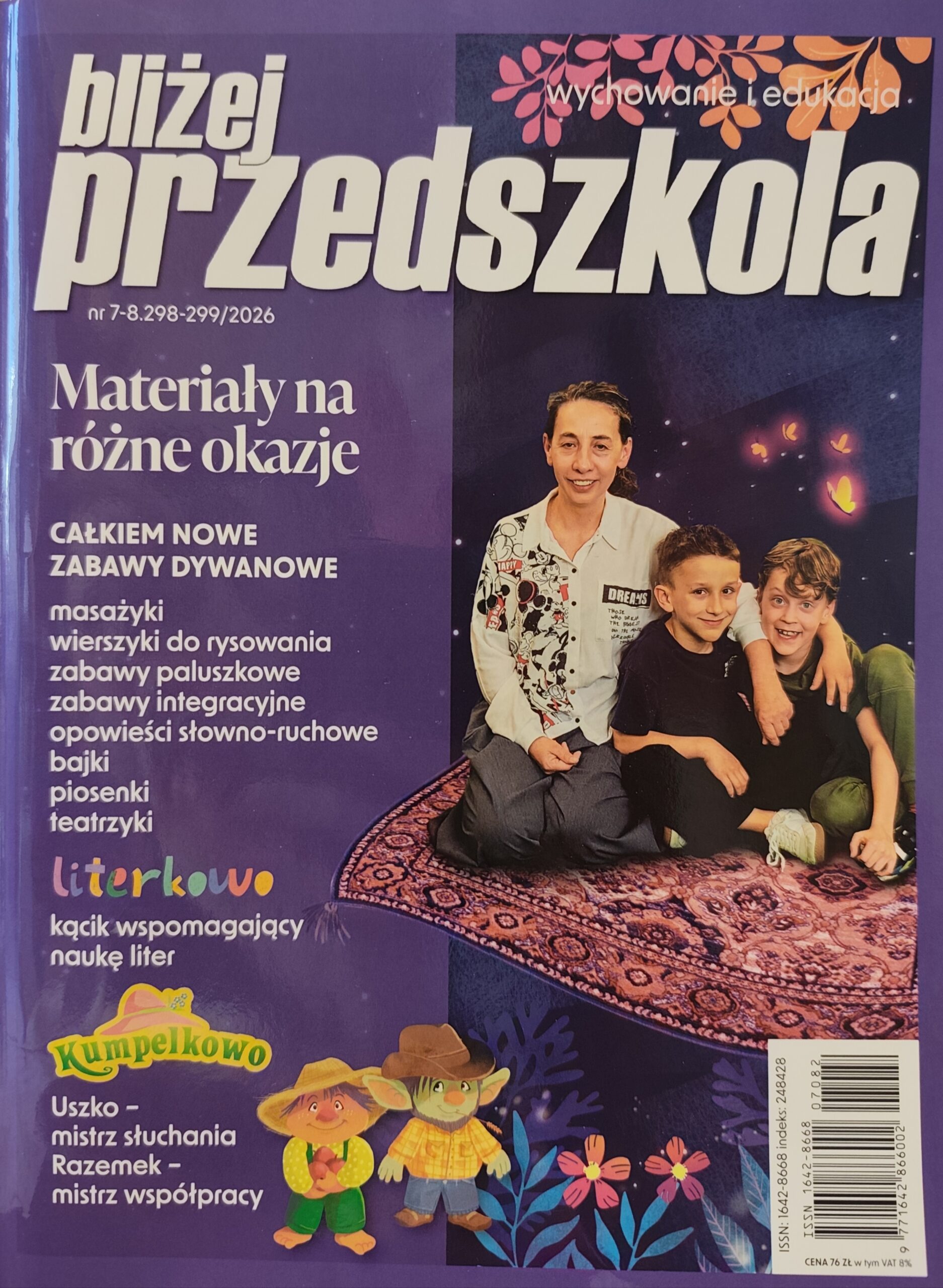 Okładka czasopisma z białymi literami na fioletowym tle. Rodzina siedząca na dywanie, w tle fioletowa ściana, spędzająca czas razem w przytulnej atmosferze. Poniżej ludziki z akcji Kumpelkowo.