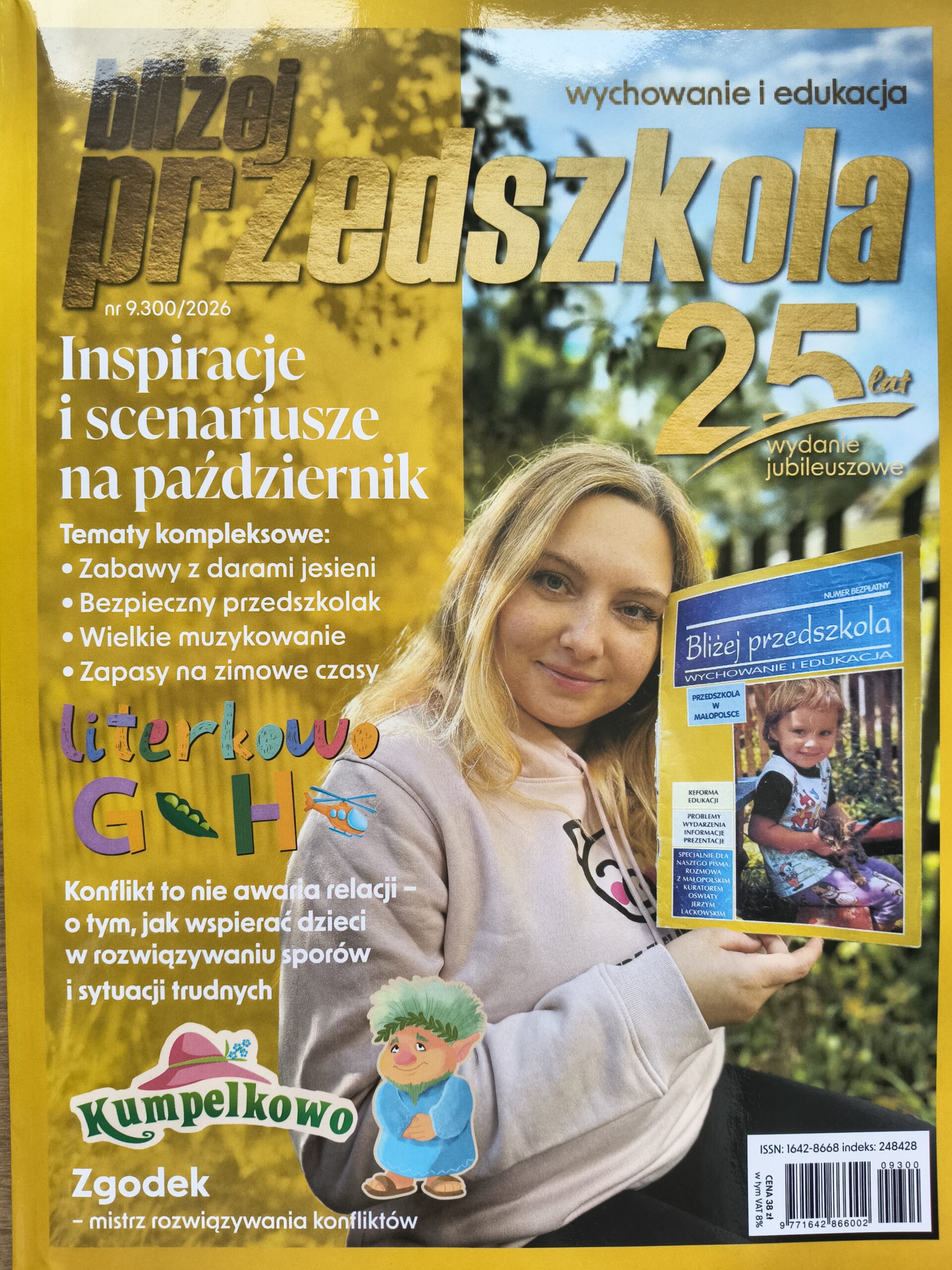 Okładka czasopisma "Bliżej przedszkola" z tytułem na górze, kobietą trzymającą wcześniejszy numer czasopisma w centrum. Po lewej stronie kobiety napisy dotyczące zawartości numeru.