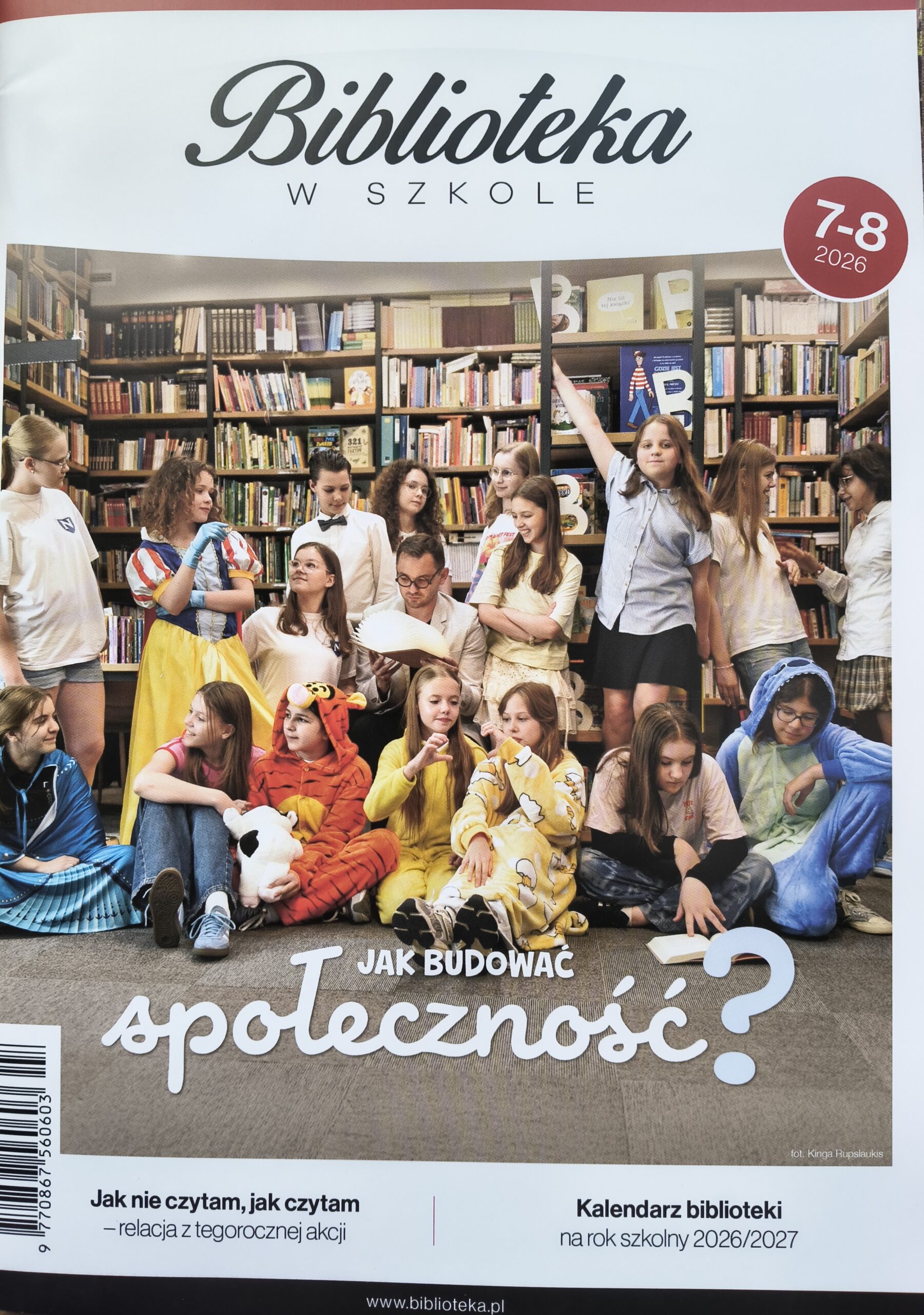 Okładka czasopisma ze zdjęciem grupy dzieci pozujących na tle regałów z książkami. Pod i nad zdjęciem napisy.